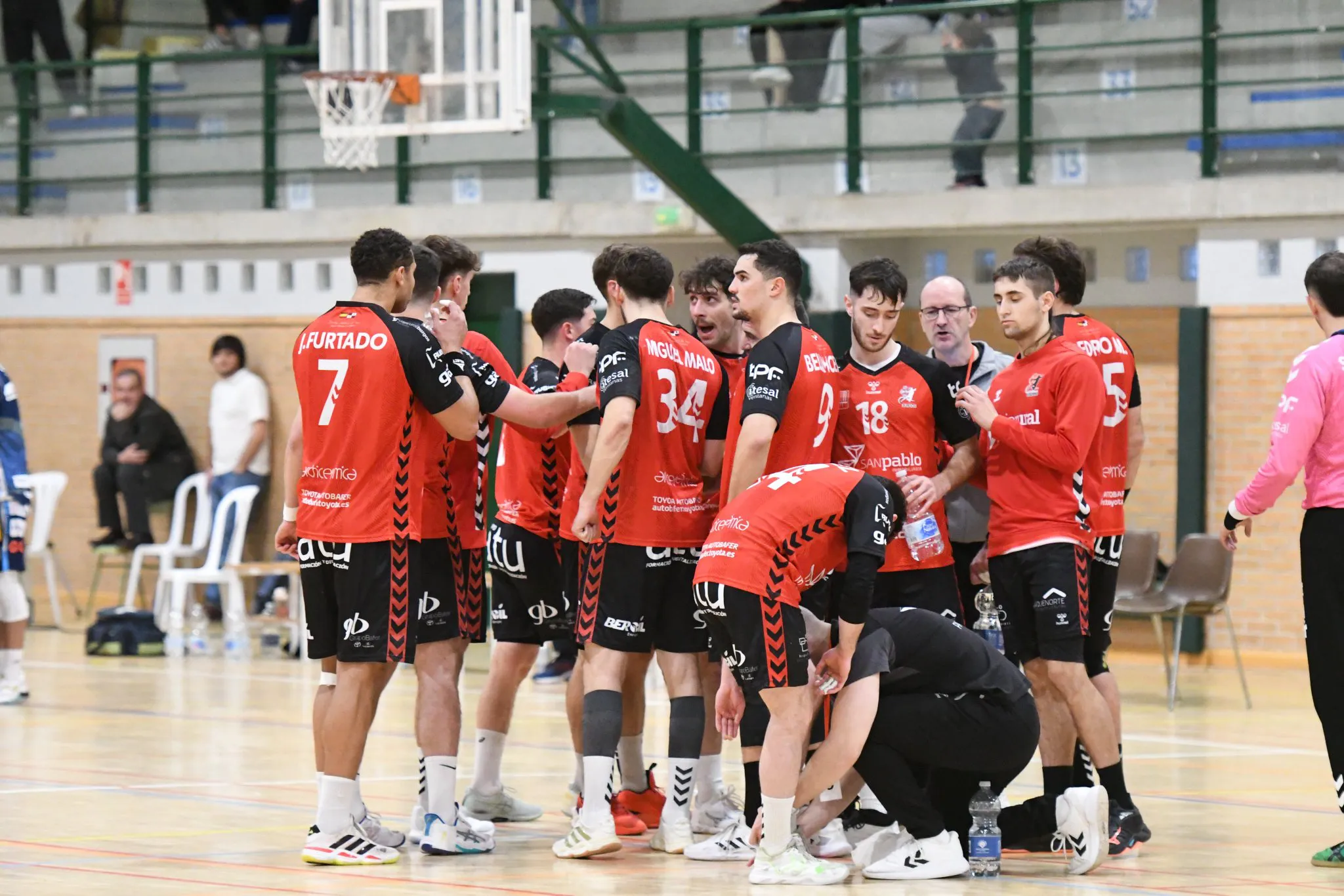 El Club Balonmano Burgos arrolla al Ibiza en una victoria de autoridad (27-39)