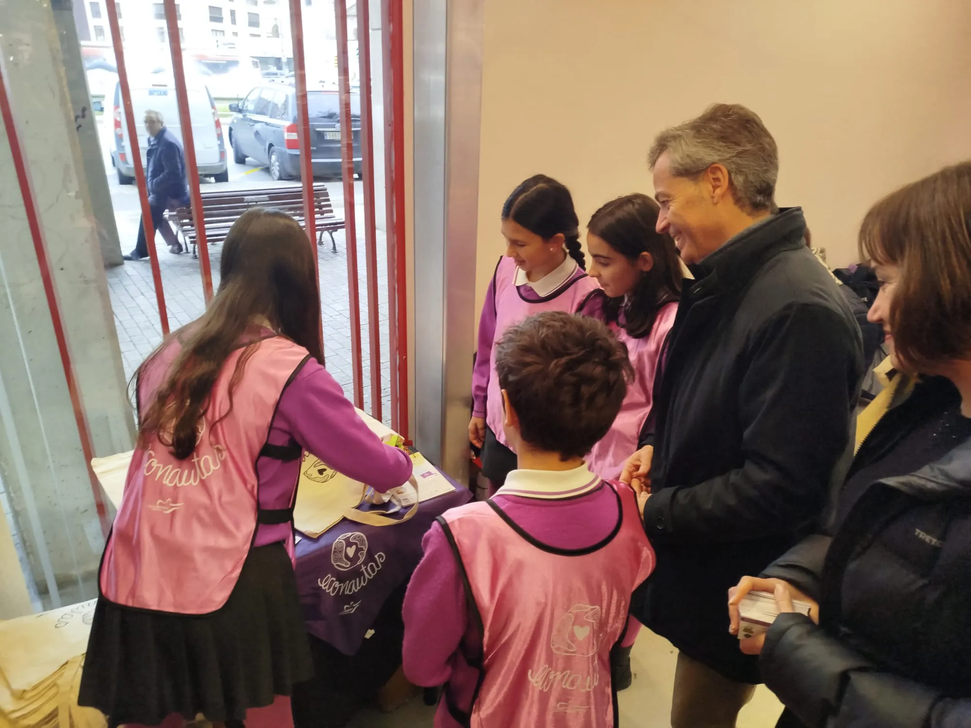 Sociedad y Vida Burgos: Alumnos de colegios de Burgos reparten más de mil bolsas reutilizables en los mercados de la ciudad