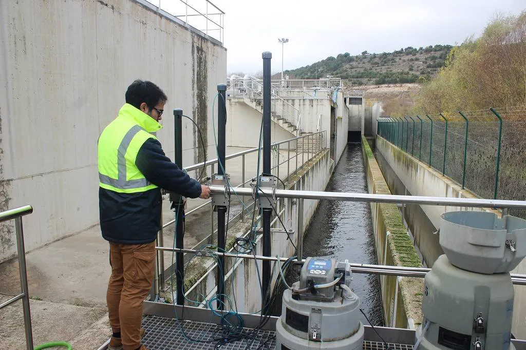 Aguas de Burgos monitoriza el agua depurada que se vierte al Arlanzón
