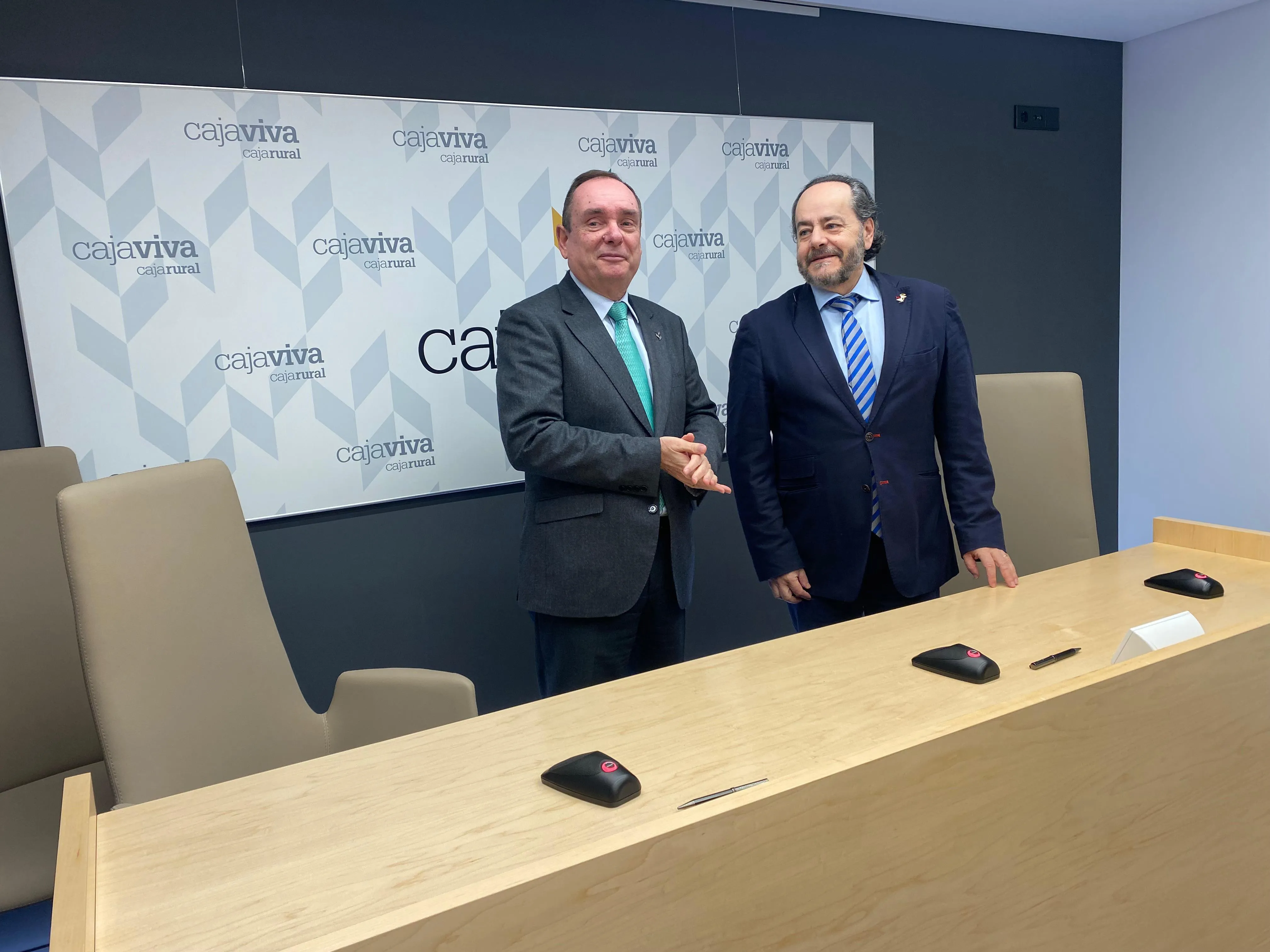Cajaviva y el Colegio de Farmacéuticos de Burgos firman un convenio para impulsar la digitalización y el relevo generacional