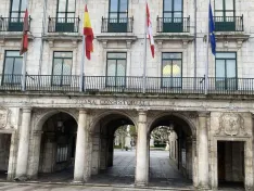 Burgos descarta la cita previa en el padrón pese a las largas colas diarias