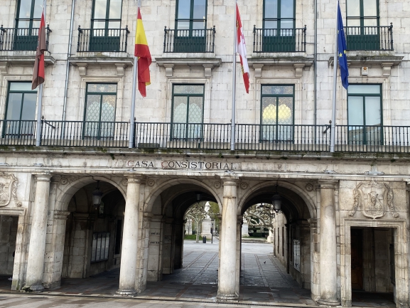 Burgos descarta la cita previa en el padrón pese a las largas colas diarias