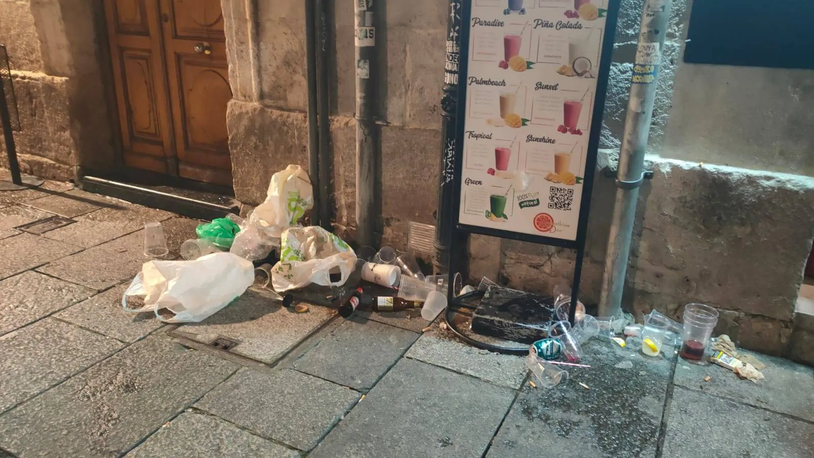 El PCAS-TC denuncia la grave falta de limpieza en las Llanas y la Flora tras los tardeos de Nochebuena y Nochevieja