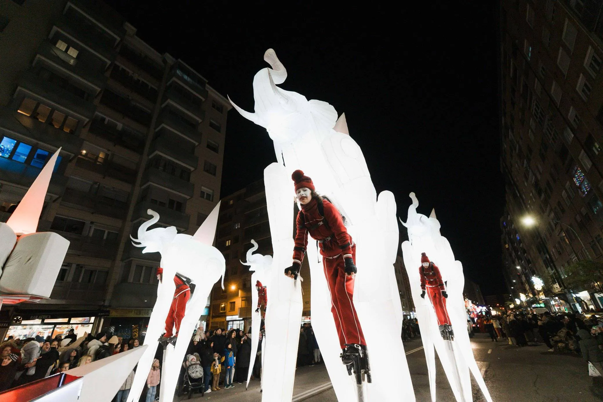 A pesar del frío, Burgos se echa a la calle para disfrutar de la Cabalgata de los Reyes Magos