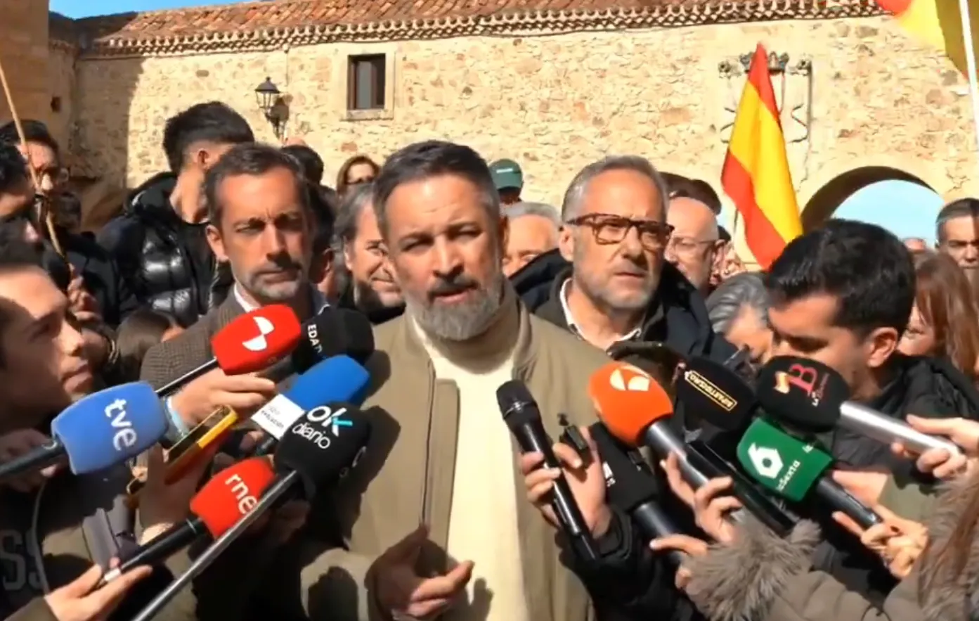 Santiago Abascal visita Lerma, se hace fotos con los más jóvenes y critica la situación del medio rural