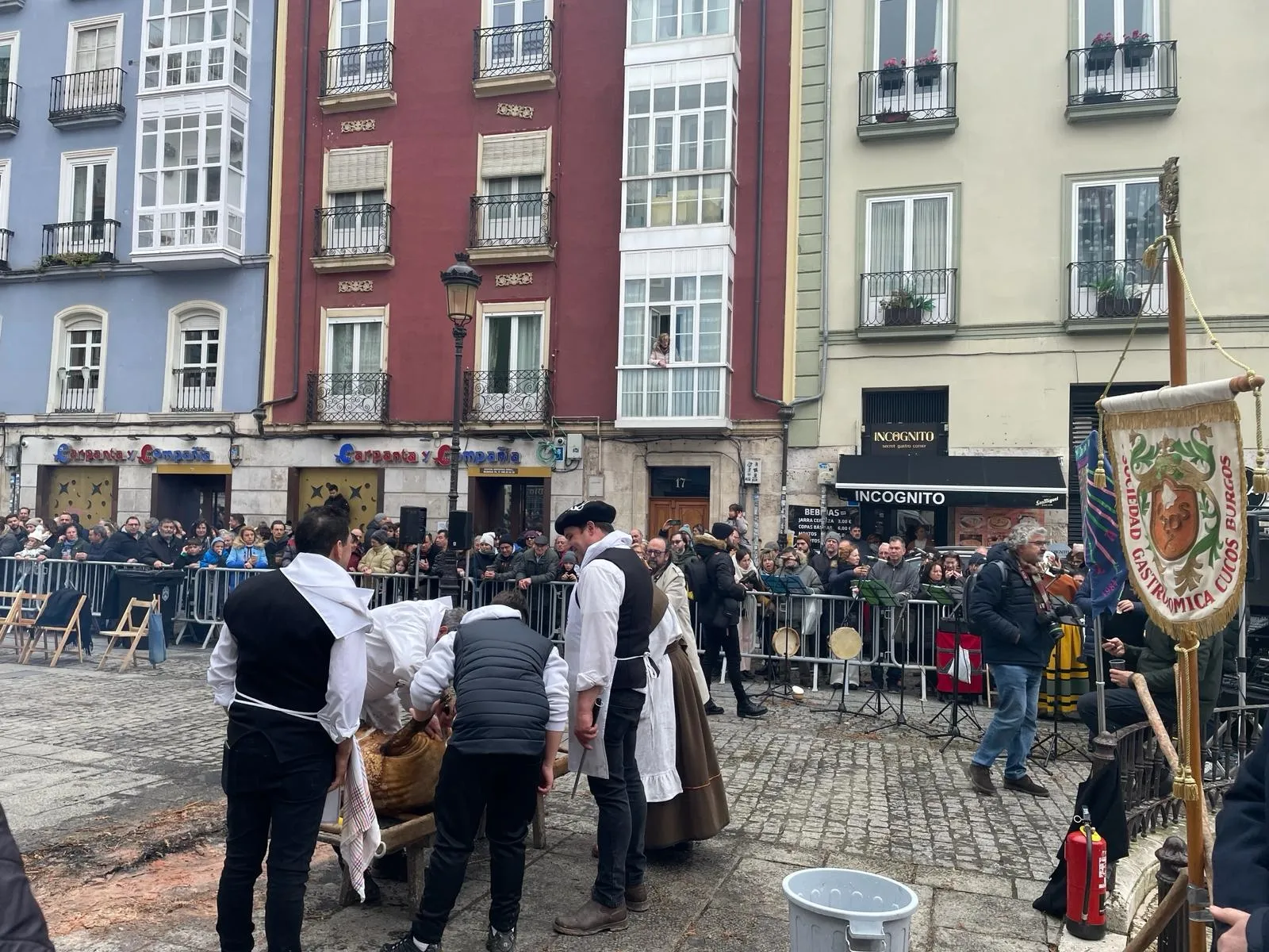 Los pinchos de morcilla y el vino volverán a llenar la plaza de la Flora con el Festival de la Matanza de Burgos