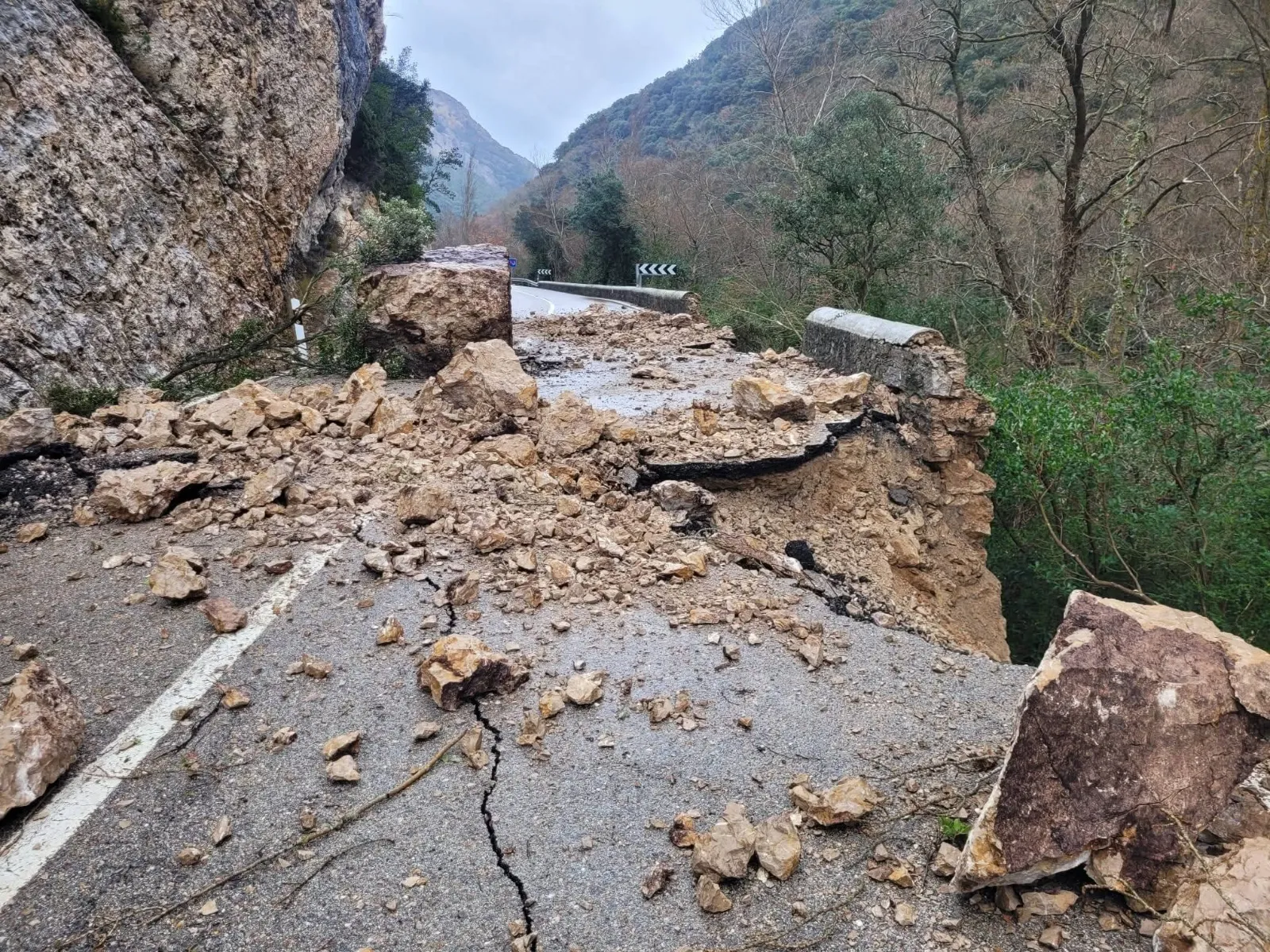 El desprendimiento de una roca de 30 toneladas obliga a cortar el tráfico en los Hocinos