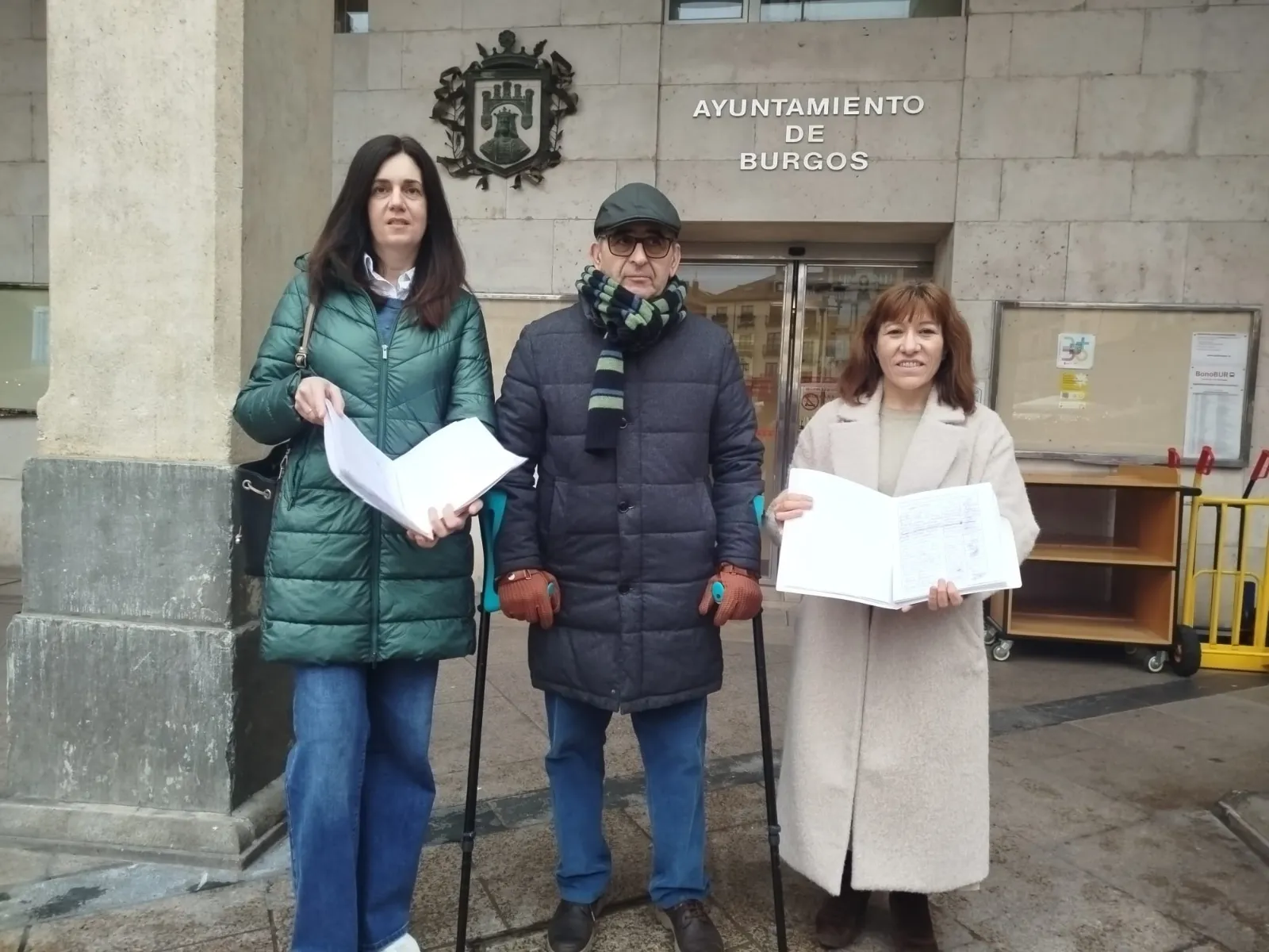 Los vecinos de San Pedro recogen más de 5.000 firmas para mejorar el servicio de autobuses