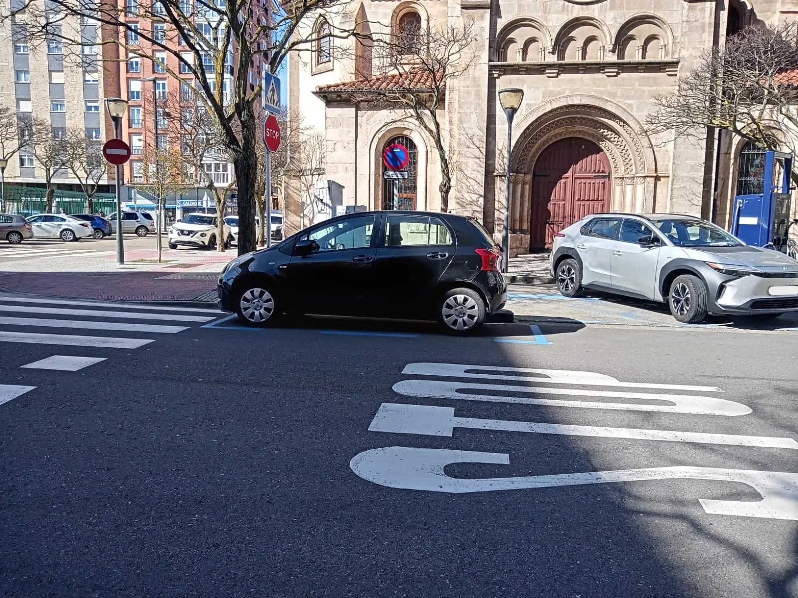 Peligro para los peatones por una plaza de zona azul junto a un paso de cebra en Burgos