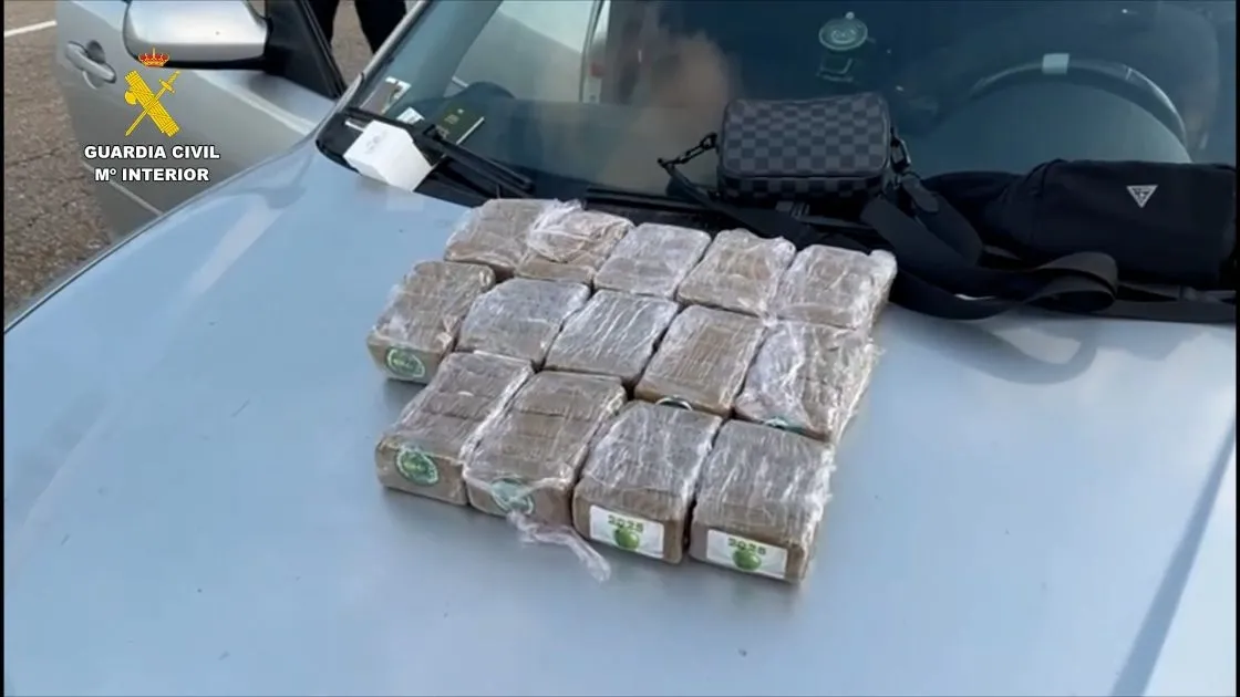 Detienen en Burgos a tres personas con siete kilogramos de hachís ocultos en un vehículo 