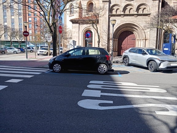 Peligro para los peatones por una plaza de zona azul junto a un paso de cebra en Burgos