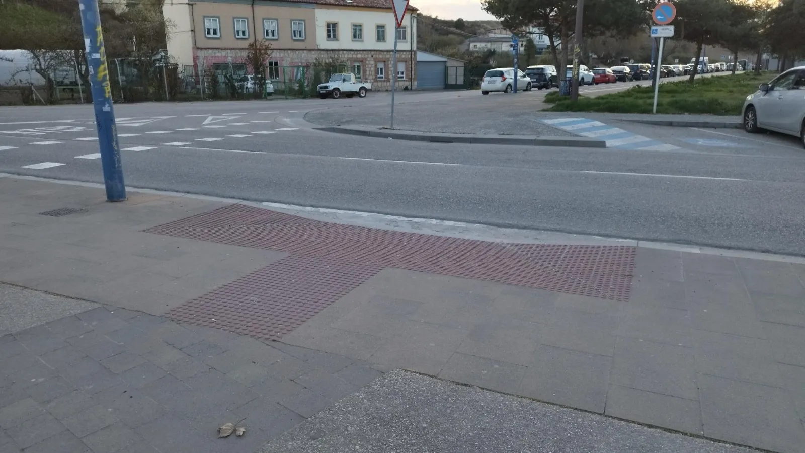 El rebaje que debería ser un paso de cebra y no lo es