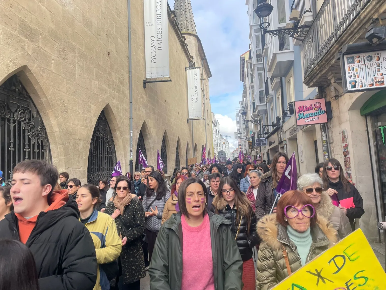 Alrededor de dos mil personas inundan el centro de Burgos en la manifestación del 8M