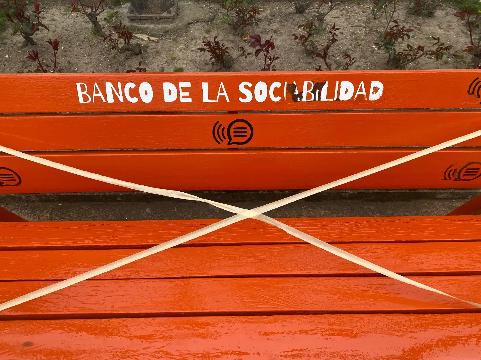 Intentan borrar sociabilidad de uno de los bancos naranjas del Paseo de la Audiencia