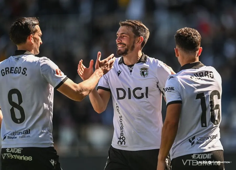El Burgos CF arrolla a un Córdoba muy flojo y presenta su candidatura al Play-Off (4-0)