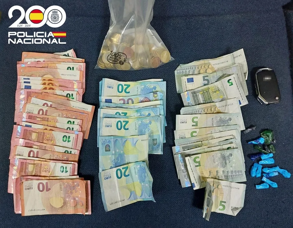 Interceptan a dos hombres que estaban pasándose droga en plena calle