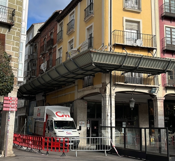 El Ayuntamiento de Burgos instala un vallado perimetral de seguridad en el edificio de Cardenal Segura 2