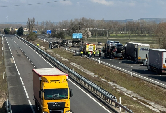 Cortada la A-62 tras el accidente de un camión con derrame de mercancía peligrosa a la altura de Revilla Vallejera