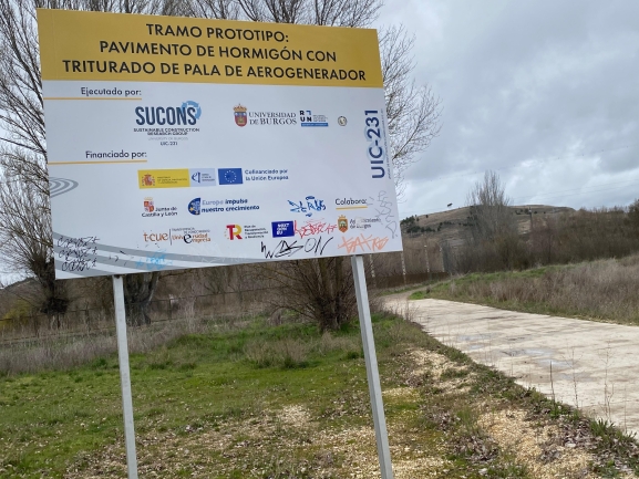 Un cartel provisional que sigue años después en un camino de Burgos