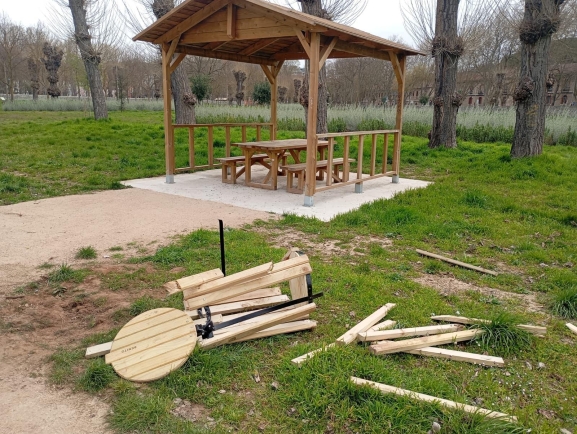 Una papelera vandalizada en El Parral marca los primeros destrozos después de su renovación