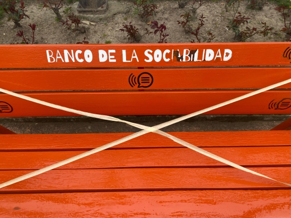 Intentan borrar sociabilidad de uno de los bancos naranjas del Paseo de la Audiencia