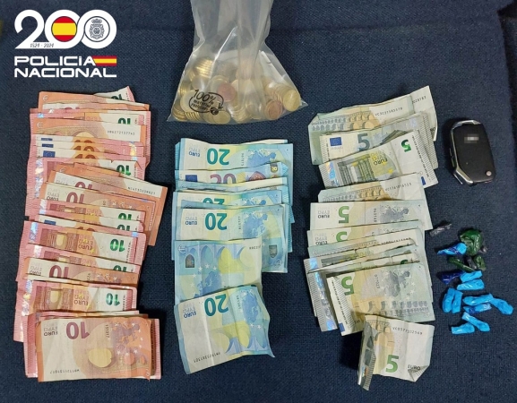 Interceptan a dos hombres que estaban pasándose droga en plena calle