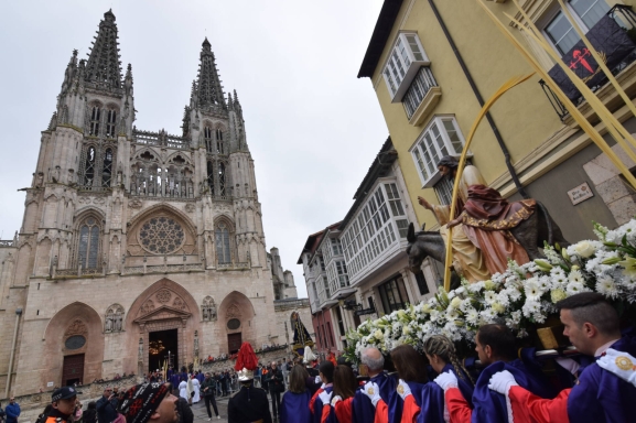 Palmas, niños y tradición, así se vive el Domingo de Ramos en Burgos