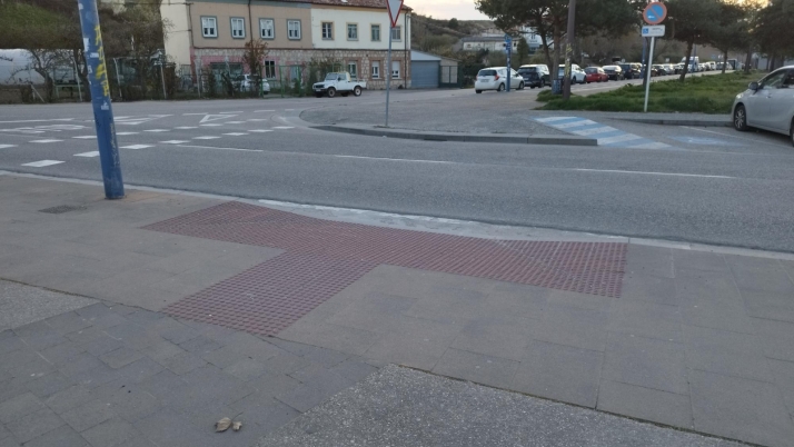 El rebaje que debería ser un paso de cebra y no lo es