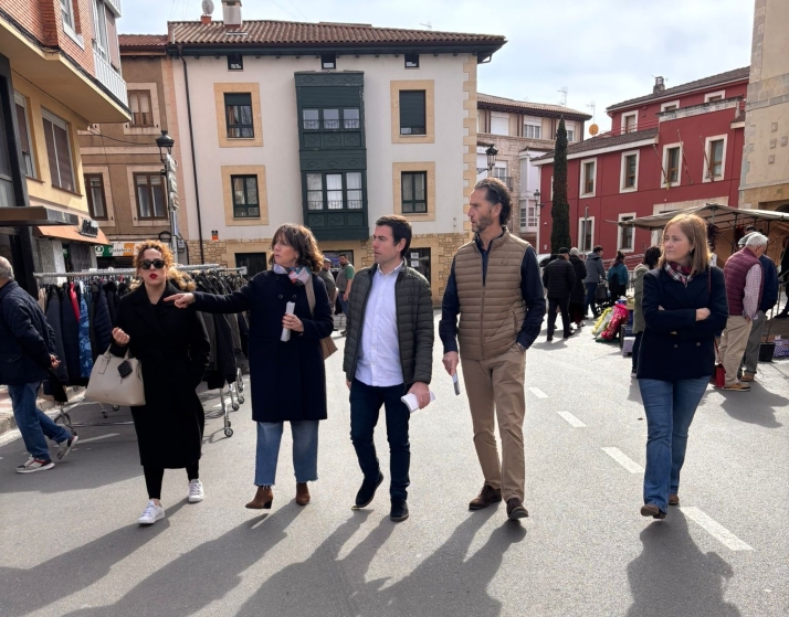 Marta Arroyo (PP) recorre Las Merindades y reivindica el comercio local como motor económico