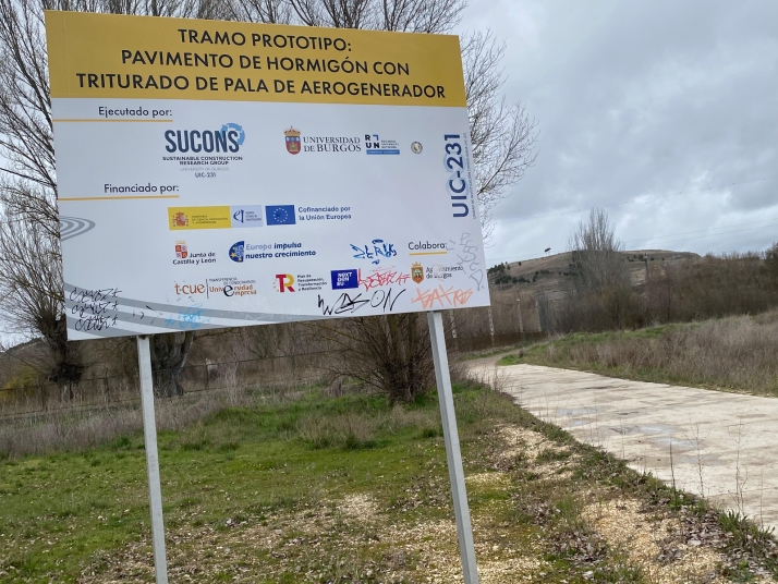 Un cartel provisional que sigue años después en un camino de Burgos