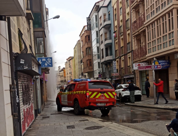 La rotura de una tubería en la calle Santa Clara de Burgos provoca un géiser de agua