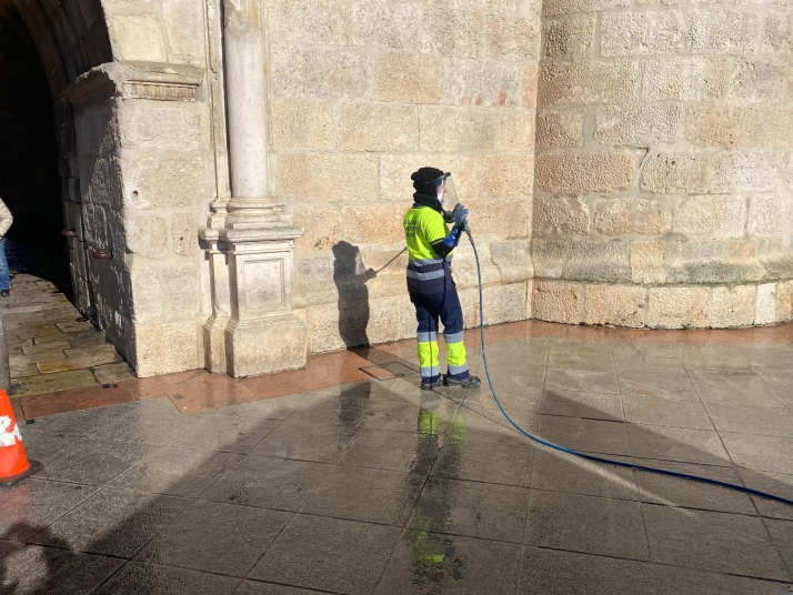 Vox Burgos condena el vandalismo sobre el Arco de Santa María y exige contundencia ante el ataque al patrimonio