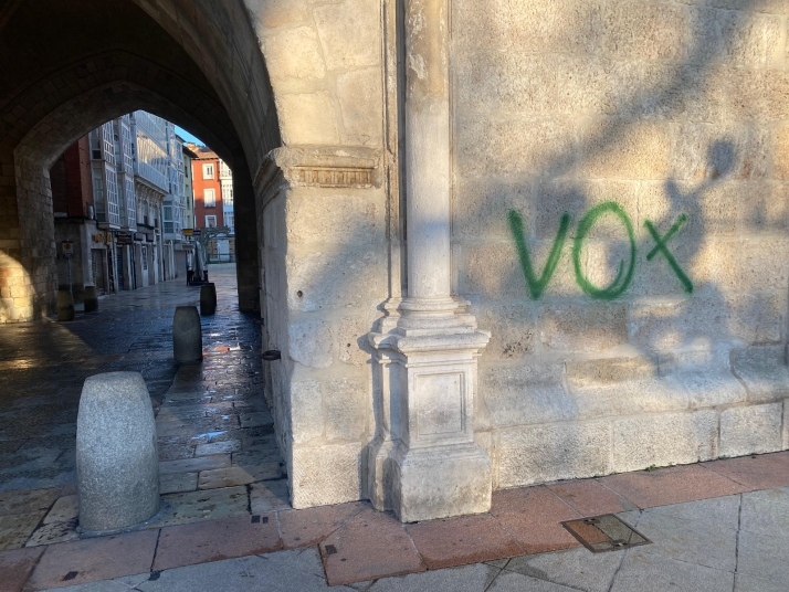 Vandalizan con pintadas el Arco de Santa María en Burgos