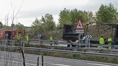 El aparatoso incendio de un camión provoca cortes de tráfico en Buniel (Burgos)