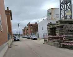 Aceras impracticables por coches mal estacionados en la barriada San Juan Bautista de Burgos