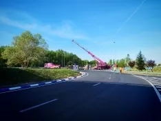 Cortan la carretera de acceso al aeropuerto por el vuelco de un camión