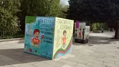 Instalan un cubo artístico en el Paseo Sierra de Atapuerca para concienciar contra las pinturas vandálicas