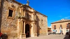 La portada de la Asunción de Vadocondes entra en restauración para recuperar su valor histórico y simbólico