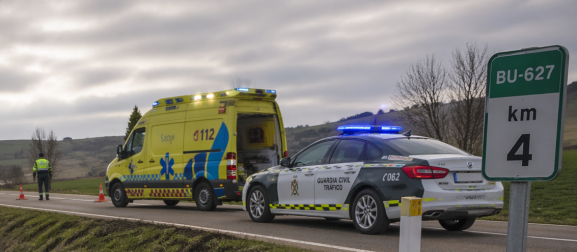 Espectacular vuelco de un turismo en la BU-627 deja un herido leve