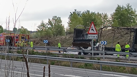 El aparatoso incendio de un camión provoca cortes de tráfico en Buniel (Burgos)
