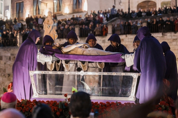 El solemne traslado del Cristo Yacente en Burgos