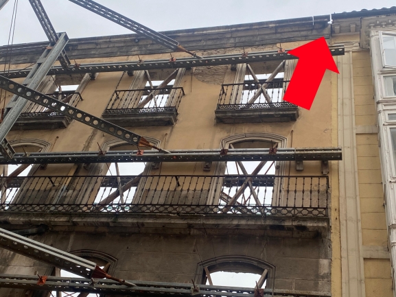 Los bomberos intervienen de urgencia por los desprendimientos de una grúa abandonada en el centro de Burgos