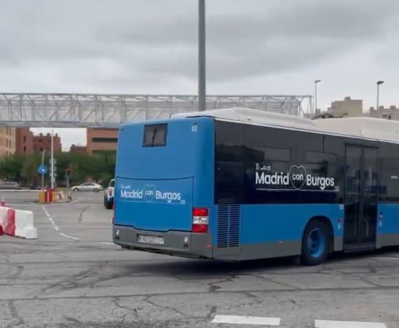 VÍDEO | Camino de Burgos los 40 autobuses cedidos por el Ayuntamiento de Madrid
