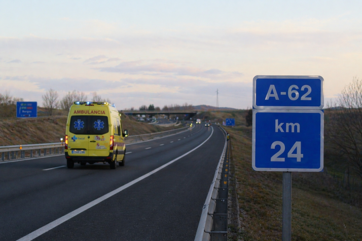 Aparatoso vuelco de un camión en la A-62 en Celada del Camino deja un herido