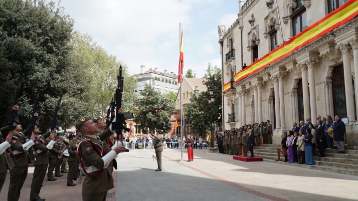 El Ejército de Tierra realiza el tradicional izado de bandera frente a Capitanía