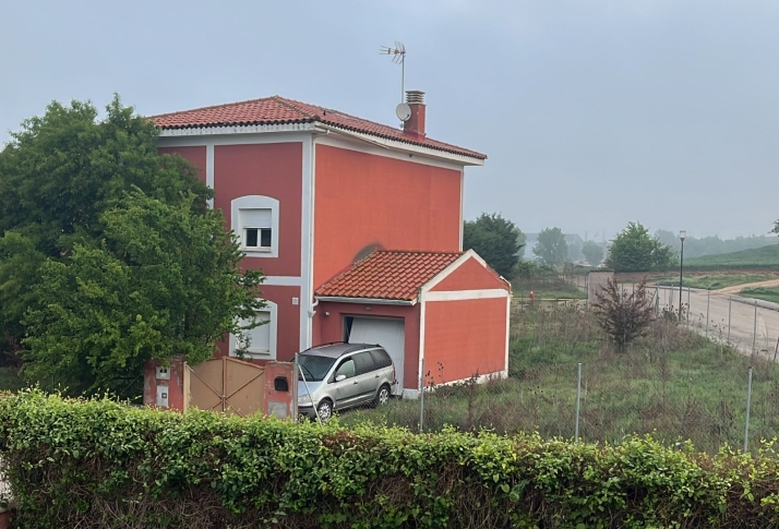 Los vecinos de Cojóbar (Burgos) dicen no a los okupas y reclaman soluciones