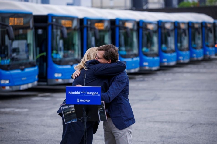 Ayala agradece a Almeida su solidaridad con Burgos y éste le responde, es un honor