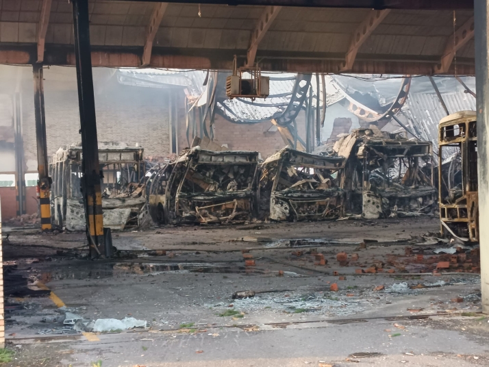 39 autobuses urbanos calcinados tras el devastador incendio ocurrido en las cocheras municipales de Burgos