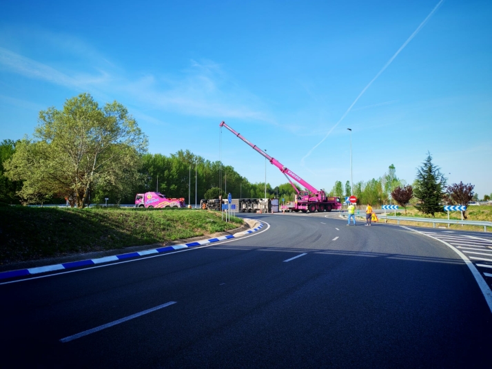 Cortan la carretera de acceso al aeropuerto de Burgos por el vuelco de un camión