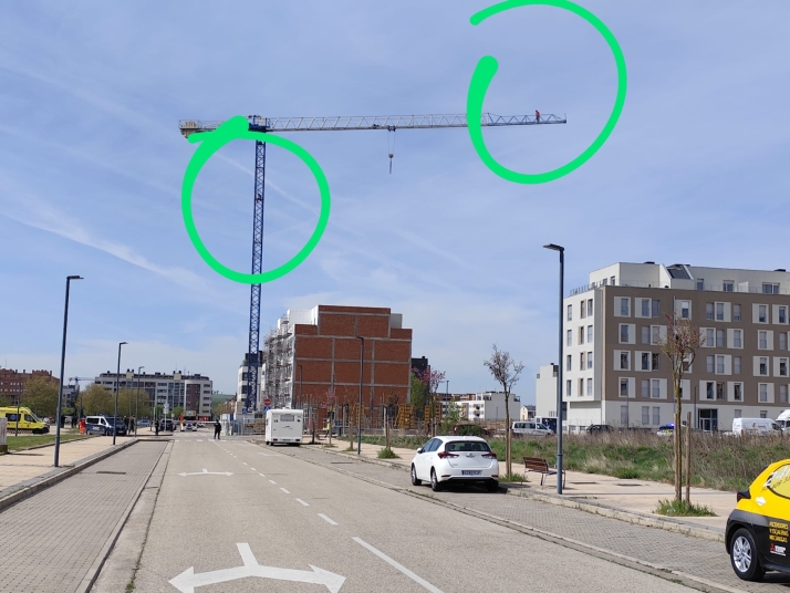 Se suben a lo alto de una grúa de construcción en Burgos para reclamar mejoras laborales 